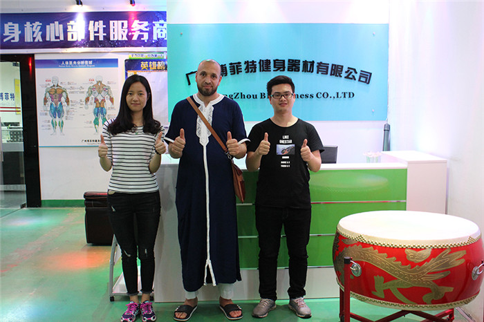 阿爾及利亞客戶來中國廣州博菲特健身器材有限公司為他們的健身房采購商用健身器材