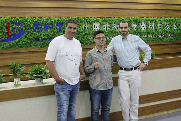以色列客戶來博菲特健身器材工廠采購(gòu)商用健身器械