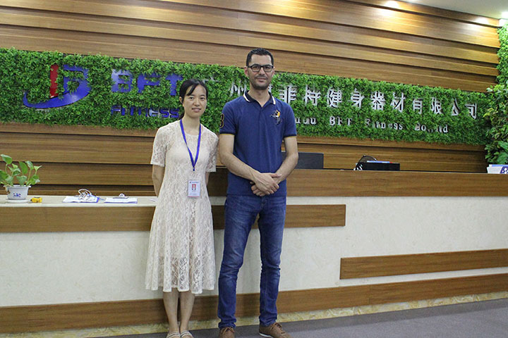 卡塔爾客戶(hù)來(lái)中國(guó)采購(gòu)健身器材